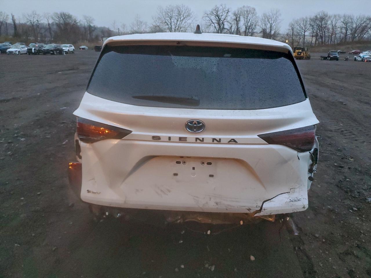 2025 Toyota Sienna Xle - Image 6