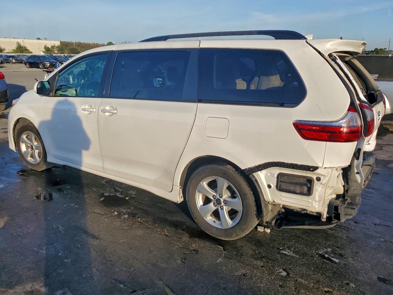2022 Toyota Sienna Le - Image 2