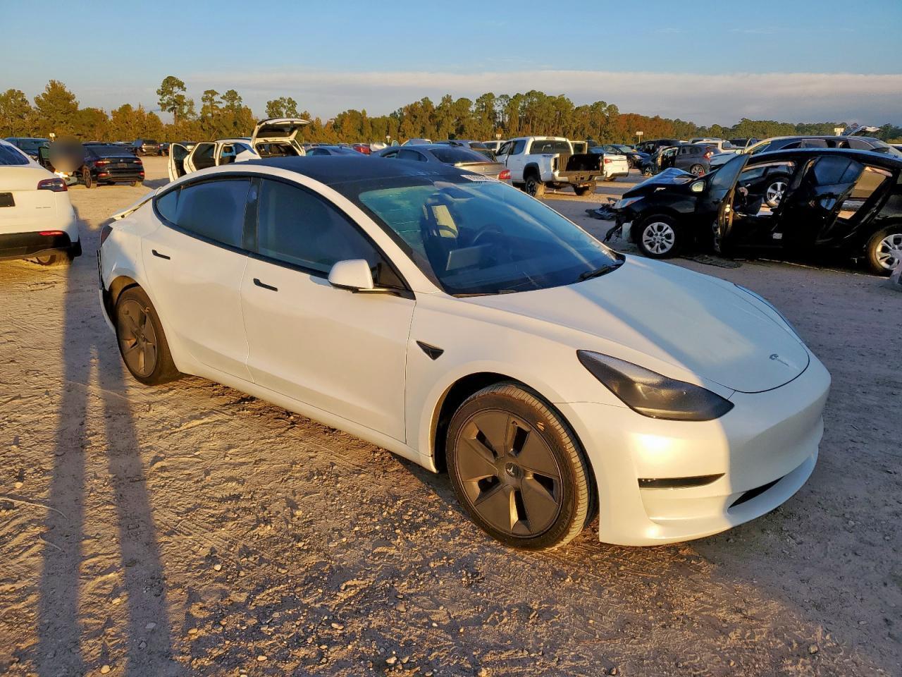 2023 Tesla Model 3 - Фото 4