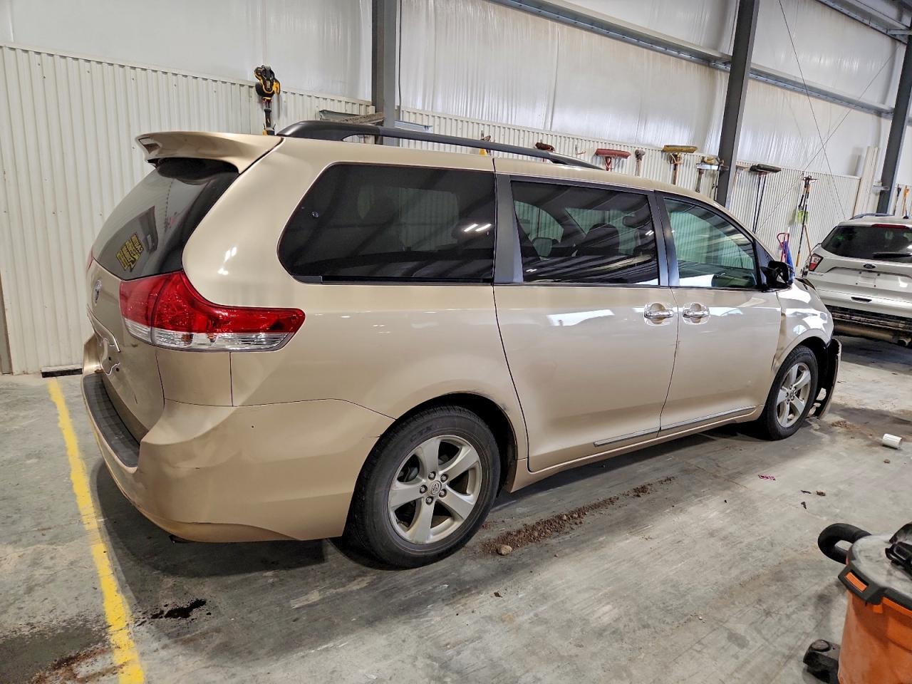 2014 Toyota Sienna Le - Фото 3