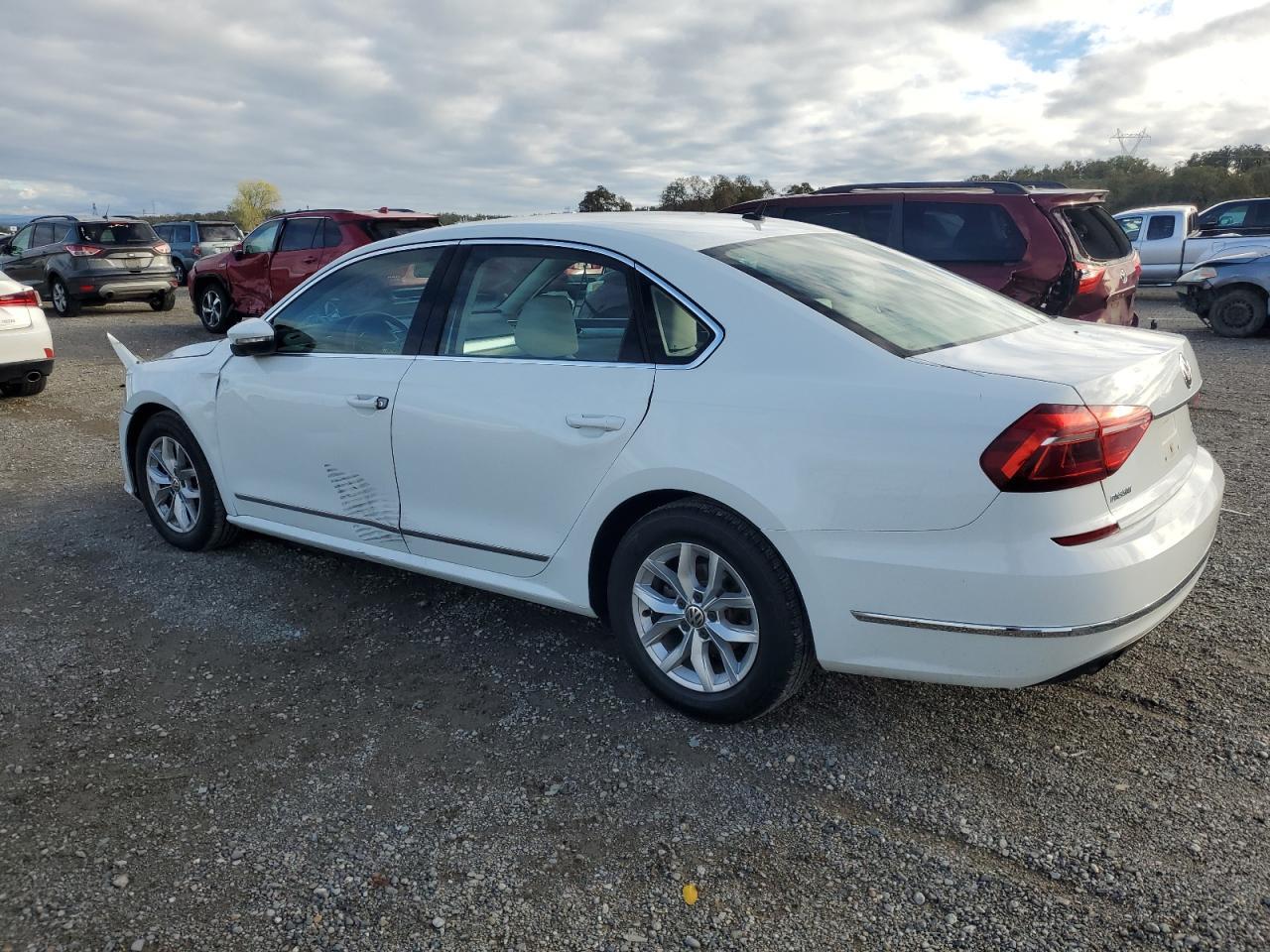 2017 Volkswagen Passat S - Фото 2