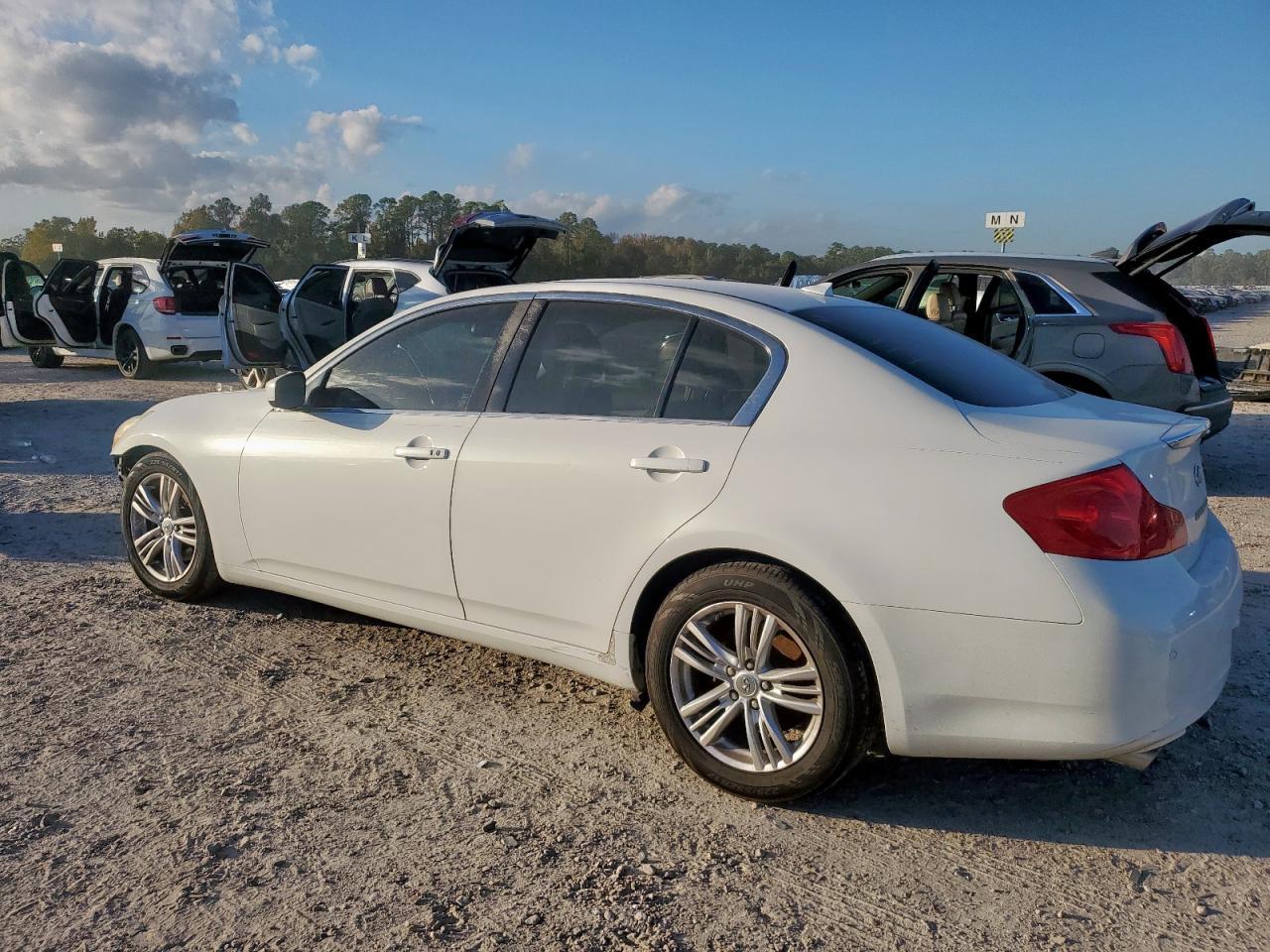 2011 Infiniti G37 Base - Фото 2
