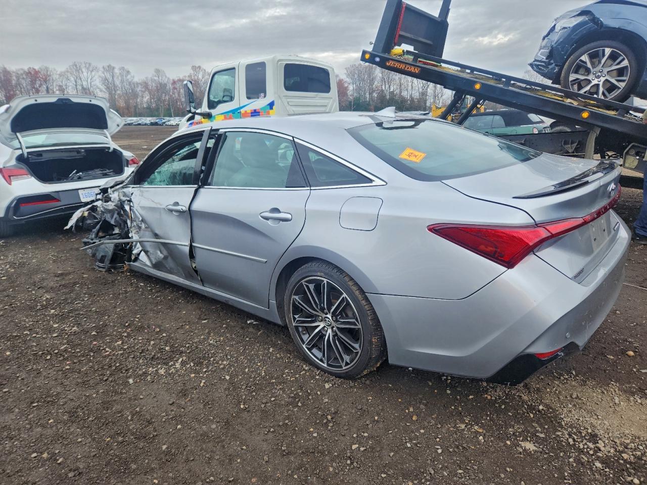 2019 Toyota Avalon Xle - Image 2