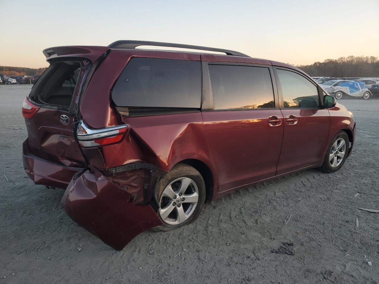 2015 Toyota Sienna Le - Image 3
