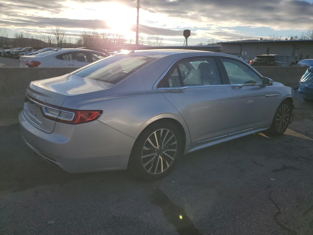 2017 Lincoln Continental Select - Image 3