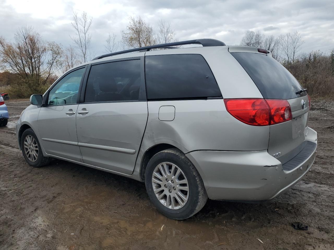 2010 Toyota Sienna Xle - Фото 2