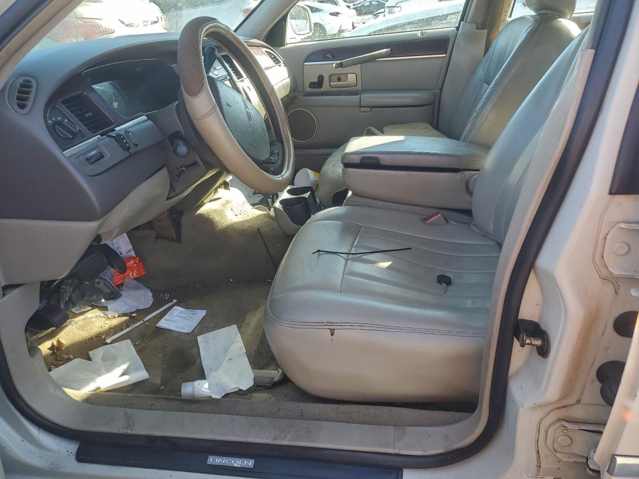 2005 Lincoln Town Car Signature - Image 7