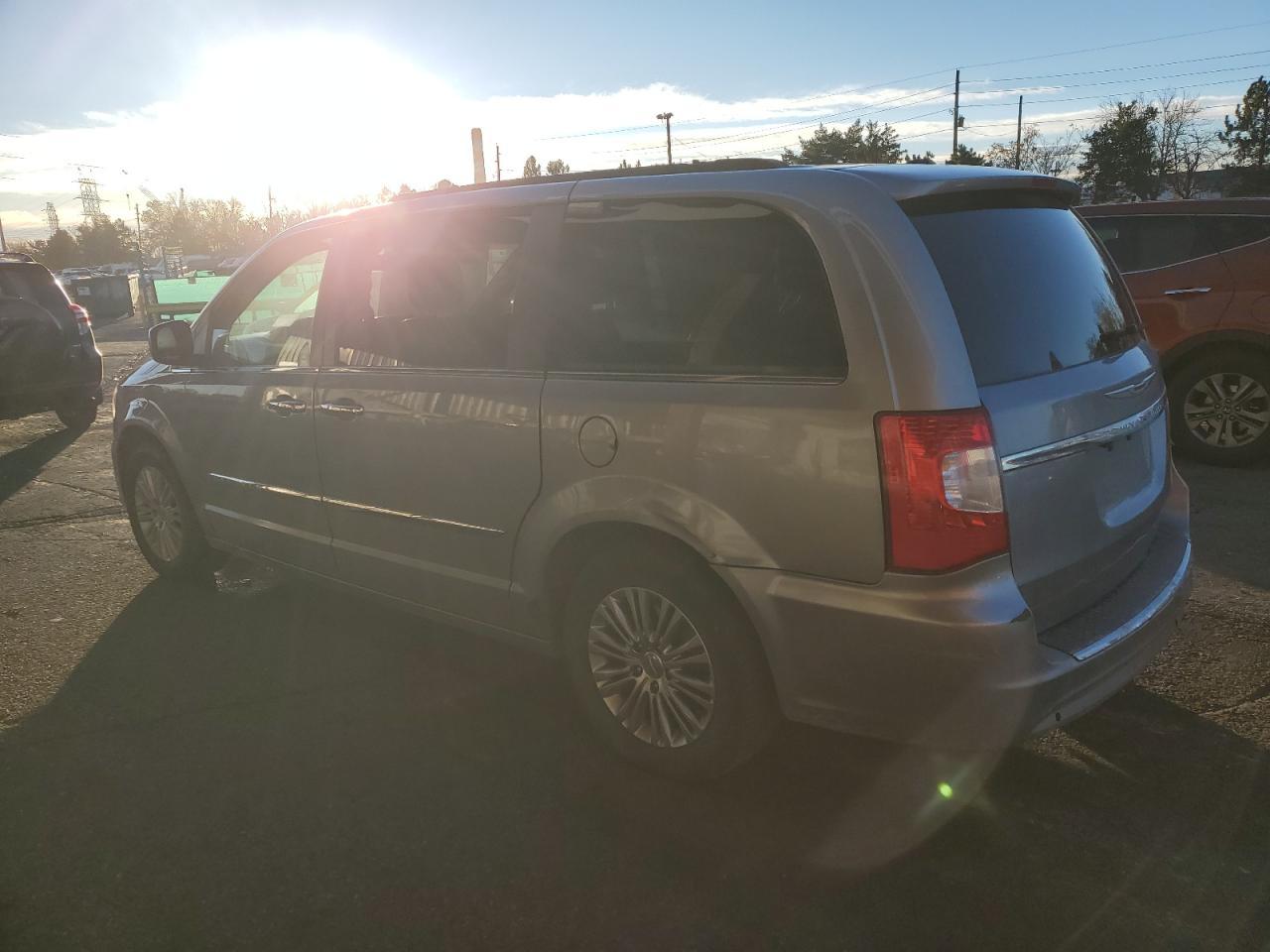 2013 Chrysler Town & Country Touring L - Фото 2