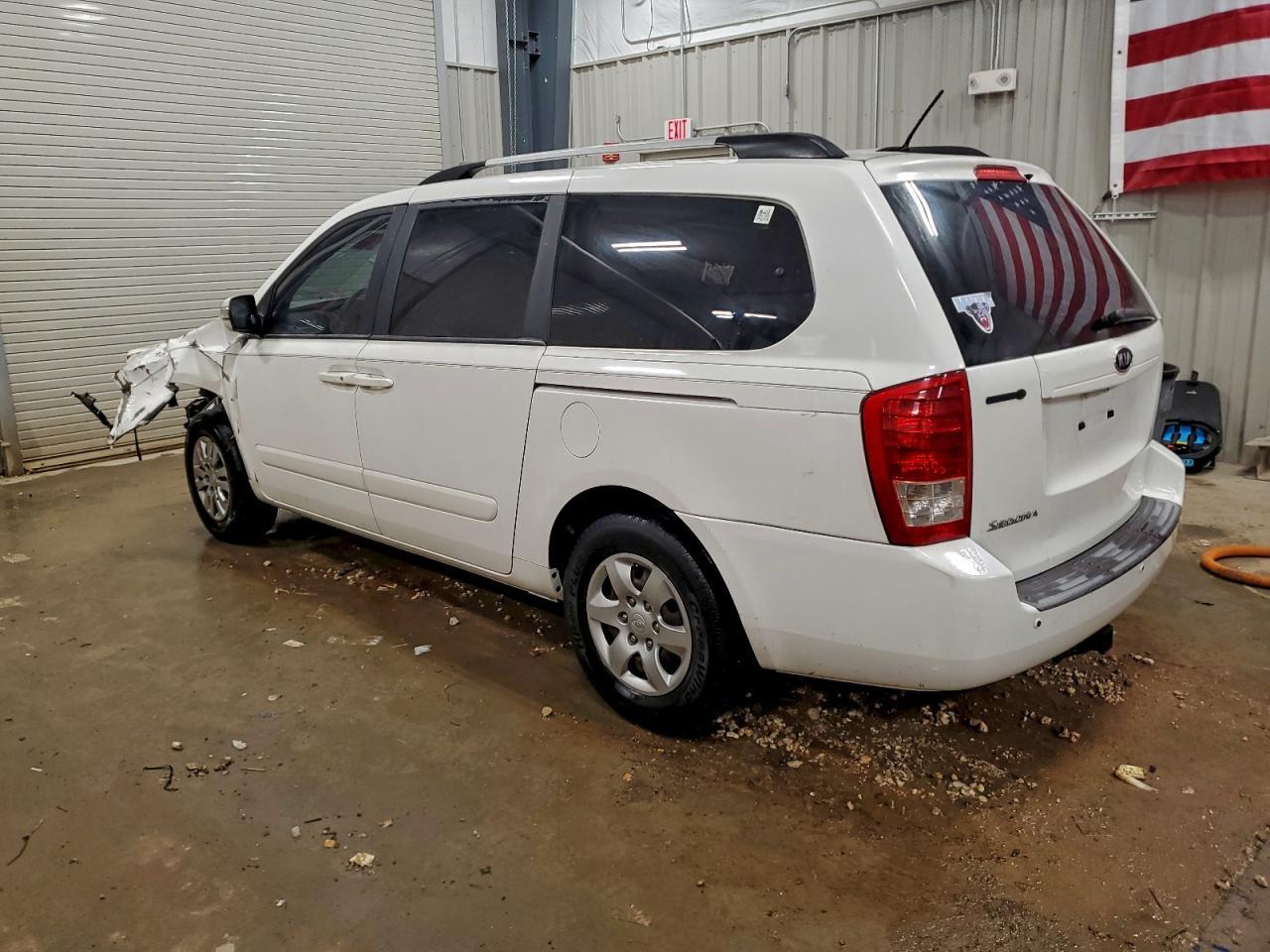 2011 Kia Sedona Lx - Image 2