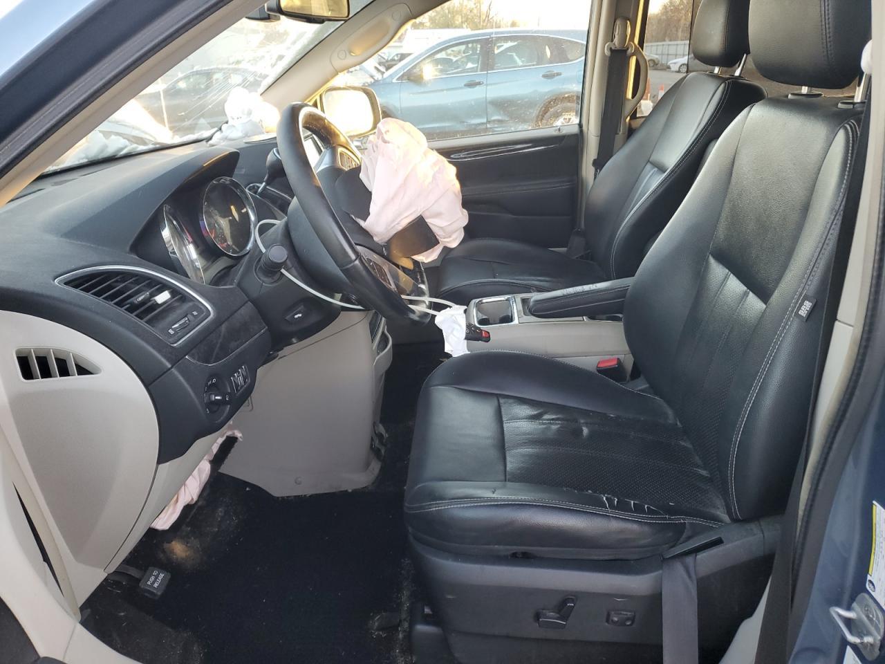 2012 Chrysler Town & Country Touring L - Фото 7