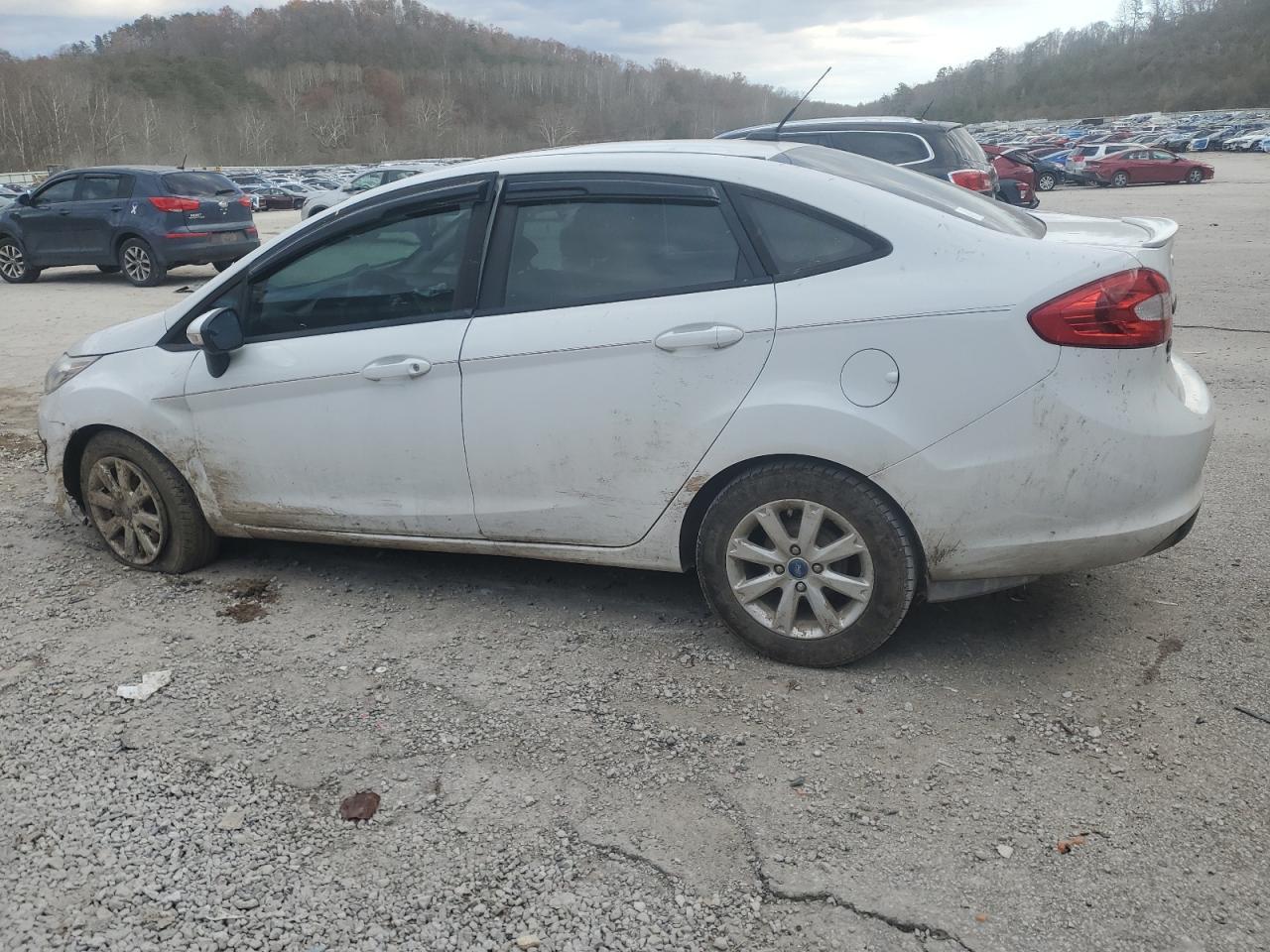 2013 Ford Fiesta Se - Фото 2