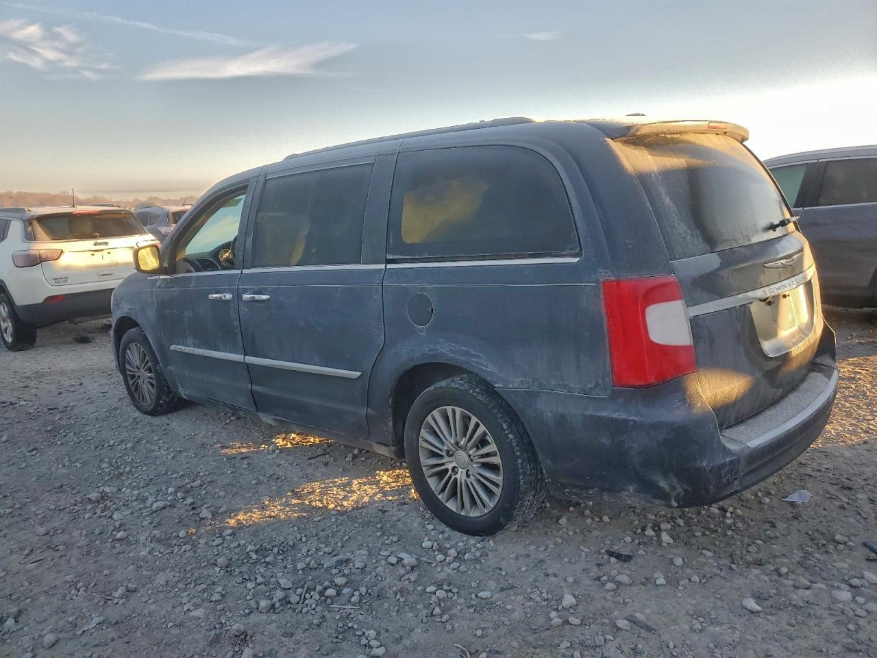 2014 Chrysler Town & Country Touring L - Фото 2
