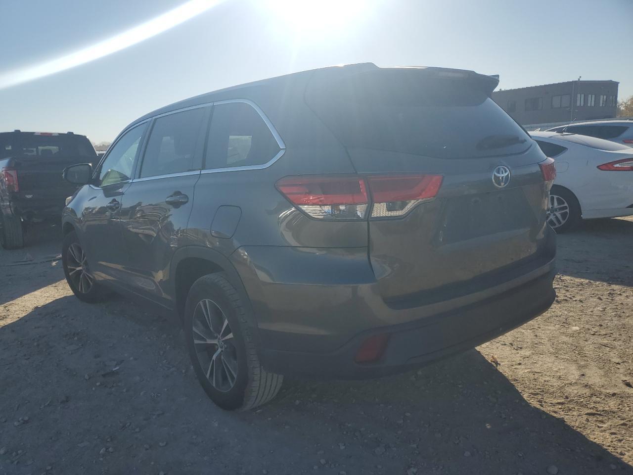 2017 Toyota Highlander Le - Фото 2