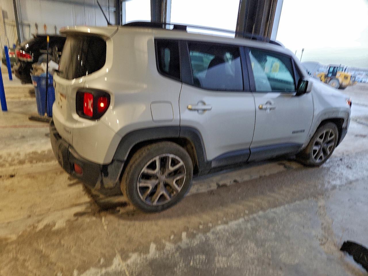 2016 Jeep Renegade Latitude - Image 3