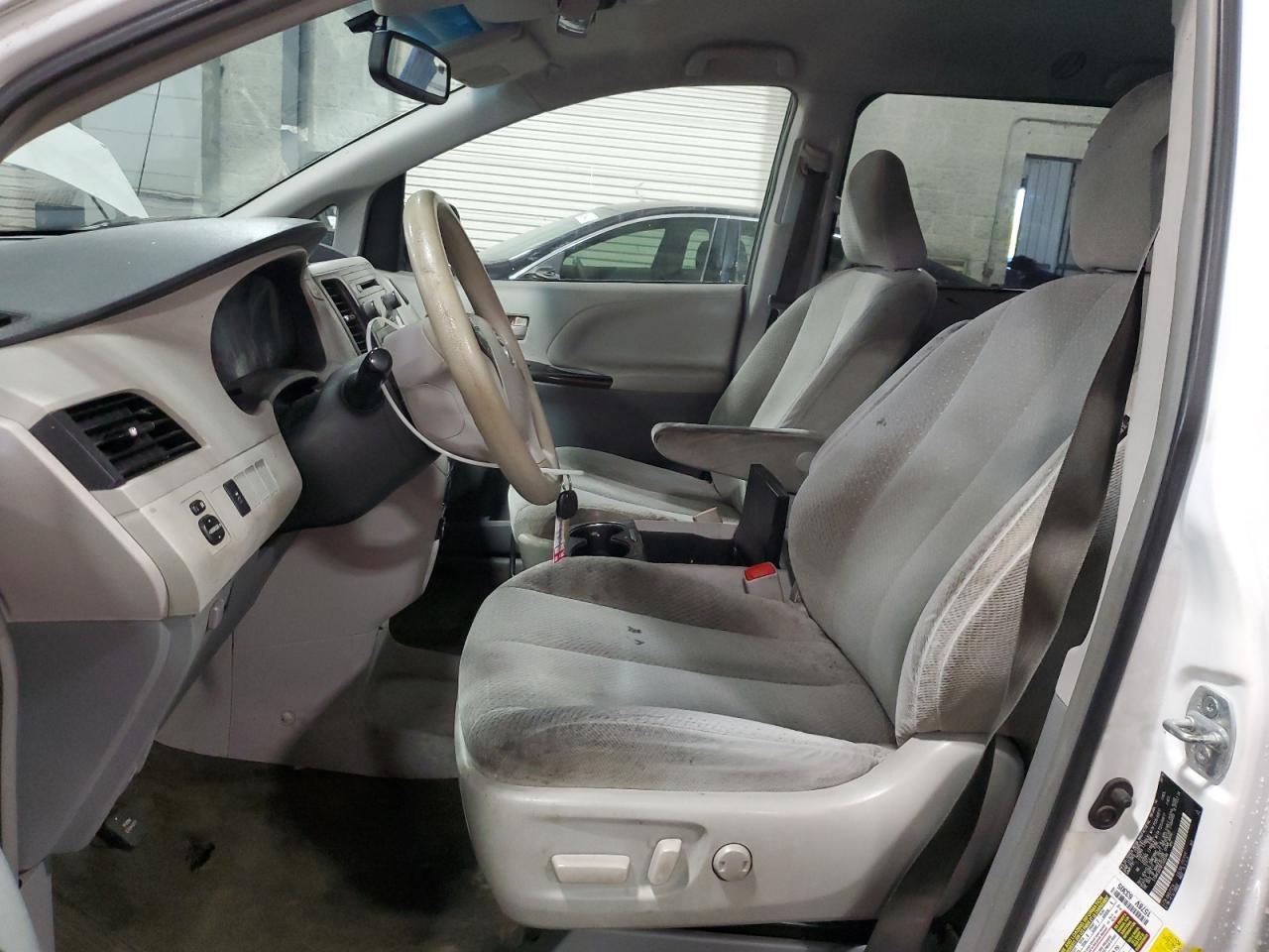 2014 Toyota Sienna Le - Image 7