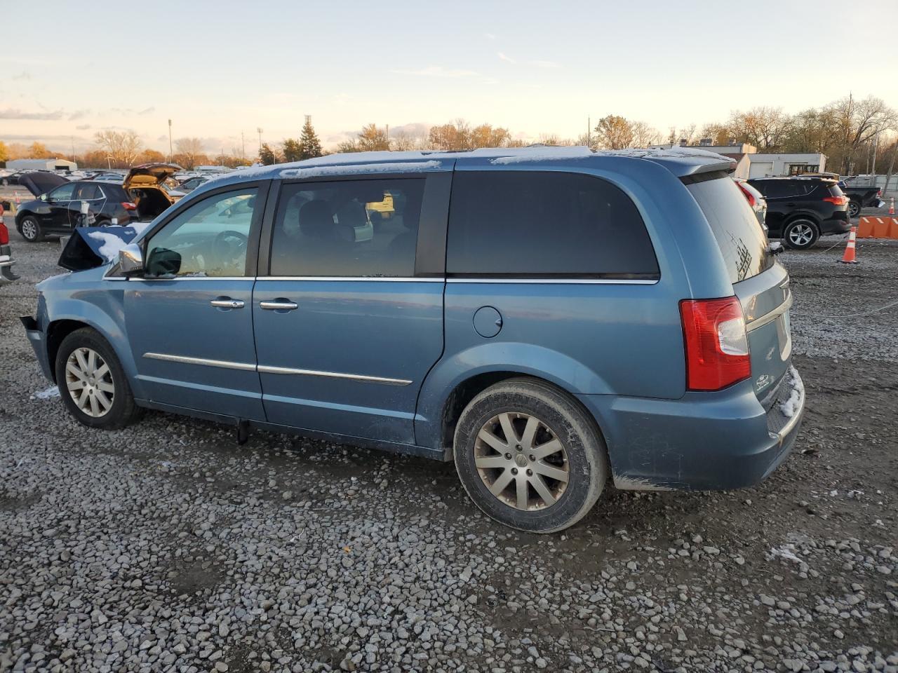 2012 Chrysler Town & Country Touring L - Фото 2