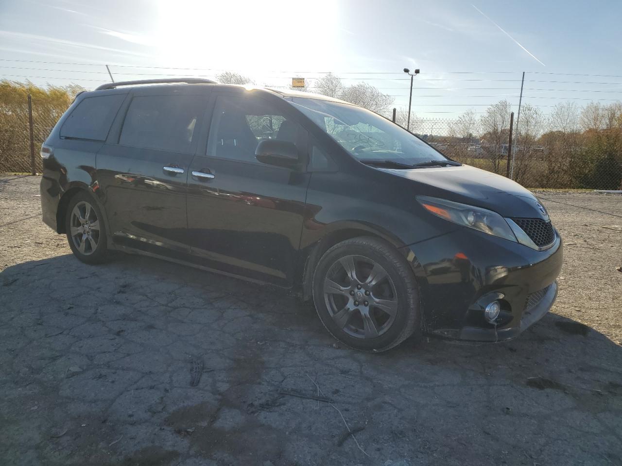 2017 Toyota Sienna Se - Фото 4