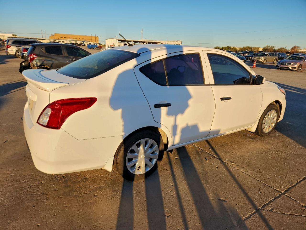 2017 Nissan Versa S - Фото 3