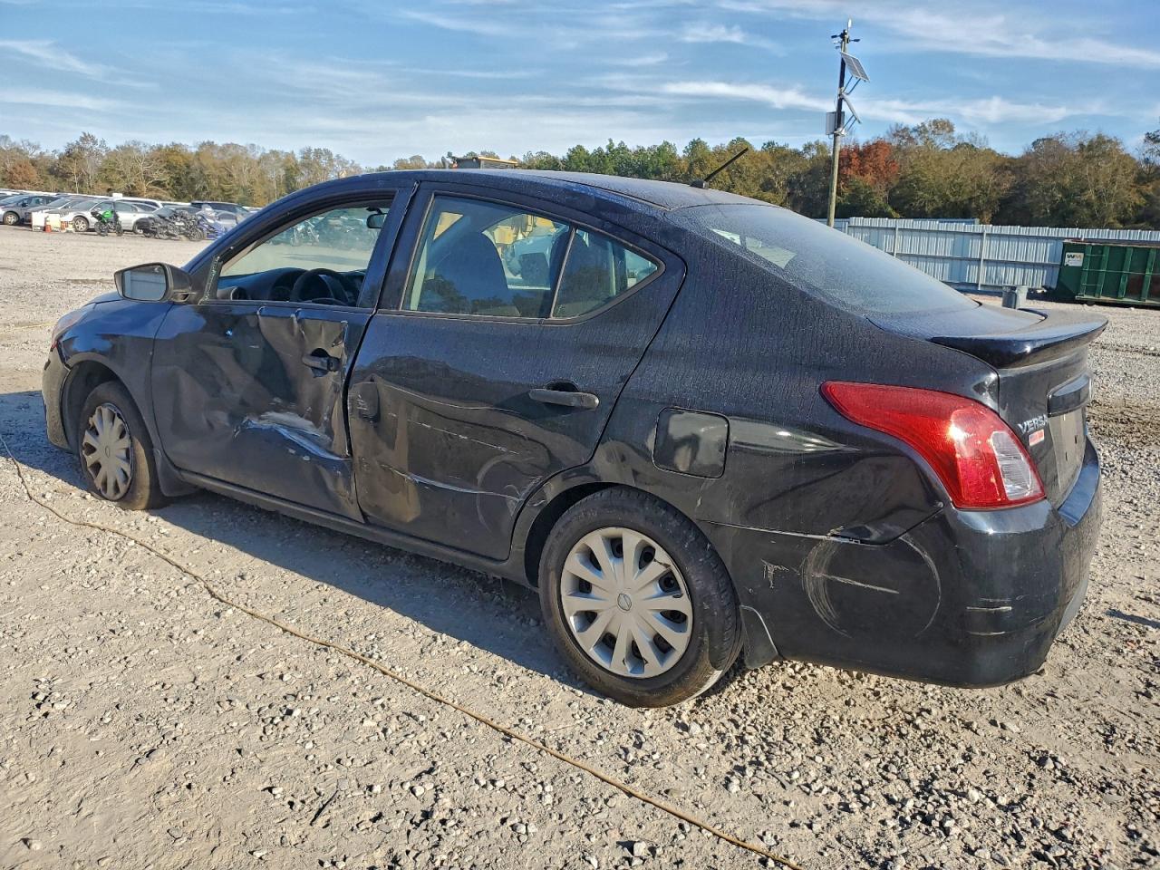 2016 Nissan Versa S - Фото 2