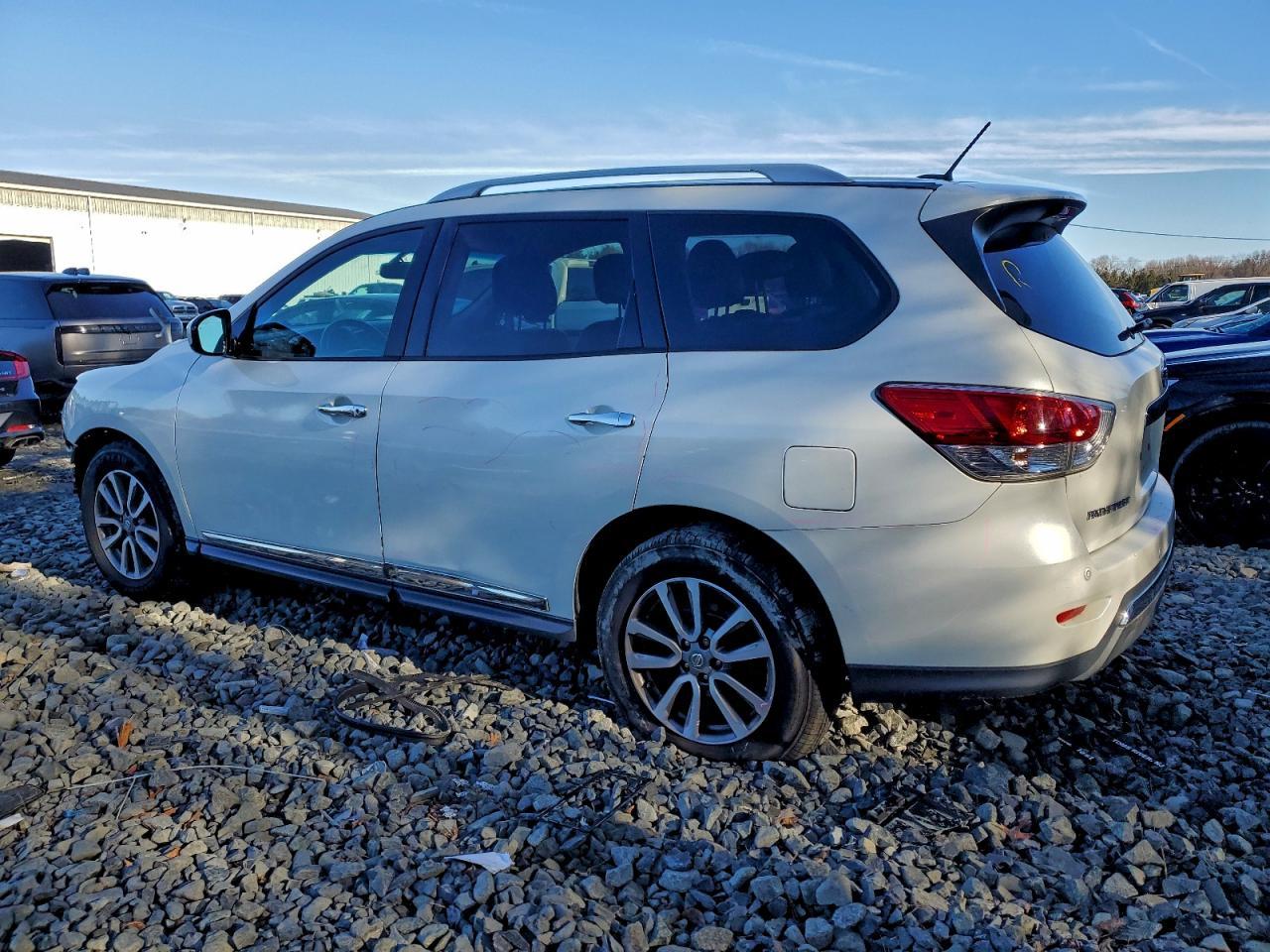 2015 Nissan Pathfinder S - Image 2