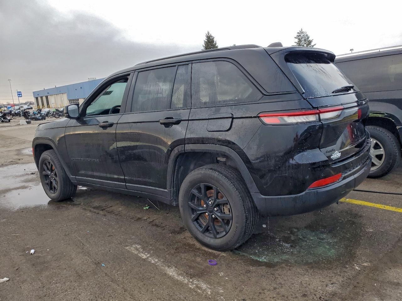 2024 Jeep Grand Cherokee Laredo - Image 2