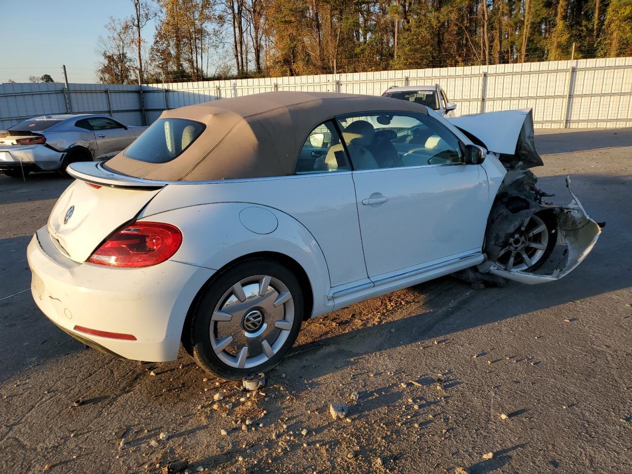 2015 Volkswagen Beetle 1.8T - Image 3