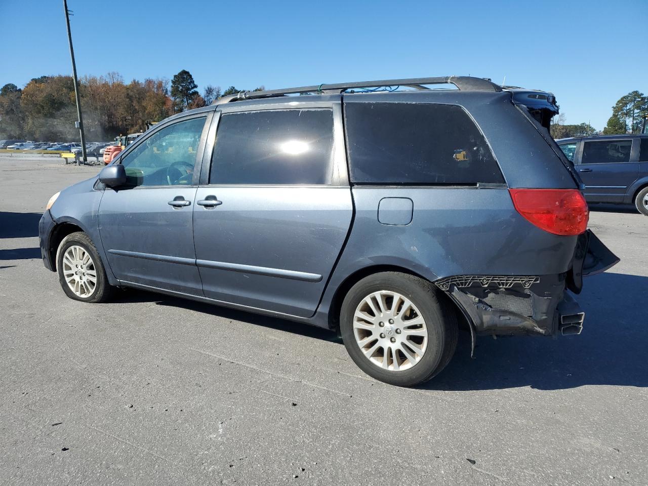 2010 Toyota Sienna Xle - Image 2