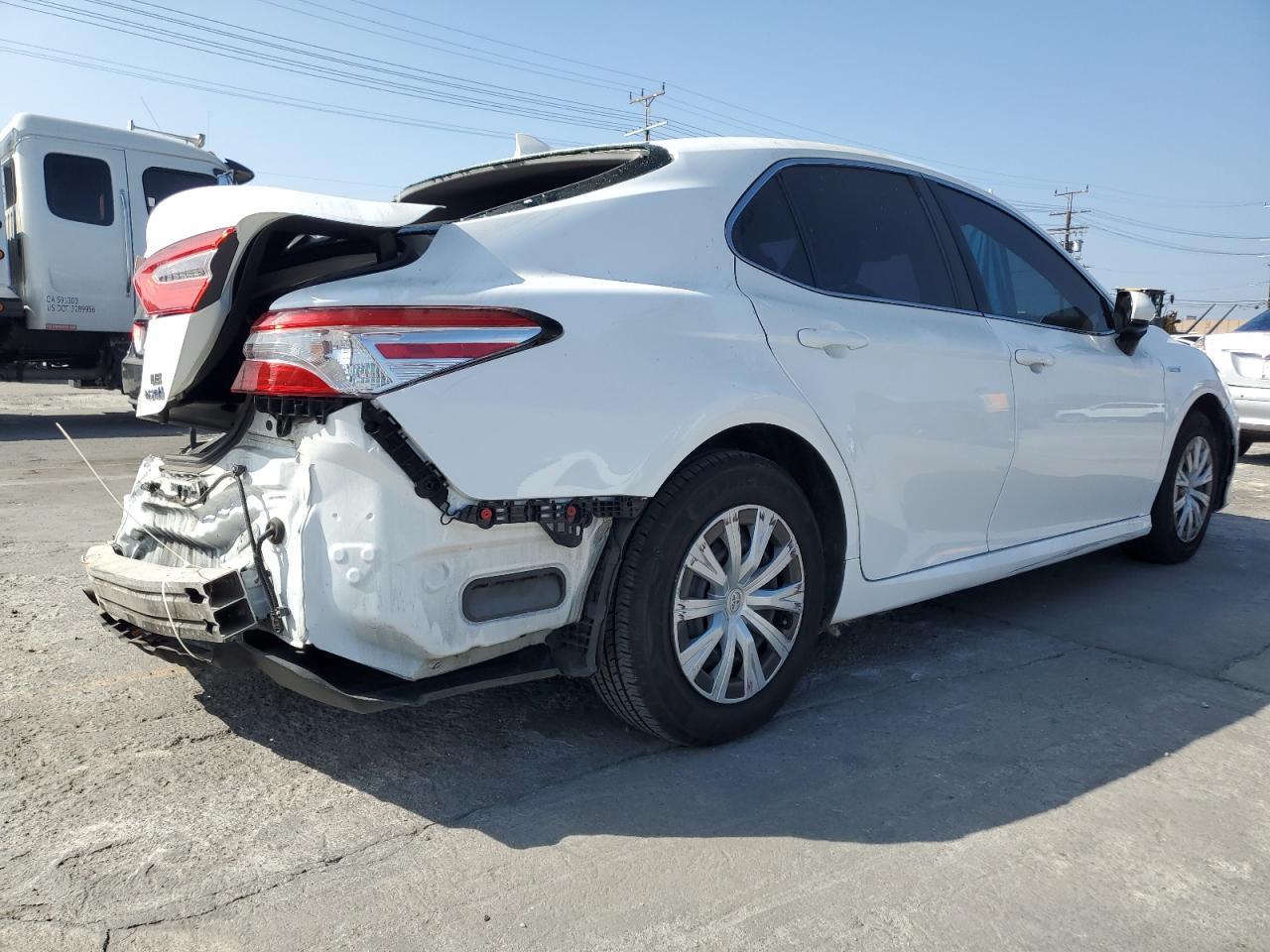 2020 Toyota Camry Le - Фото 3