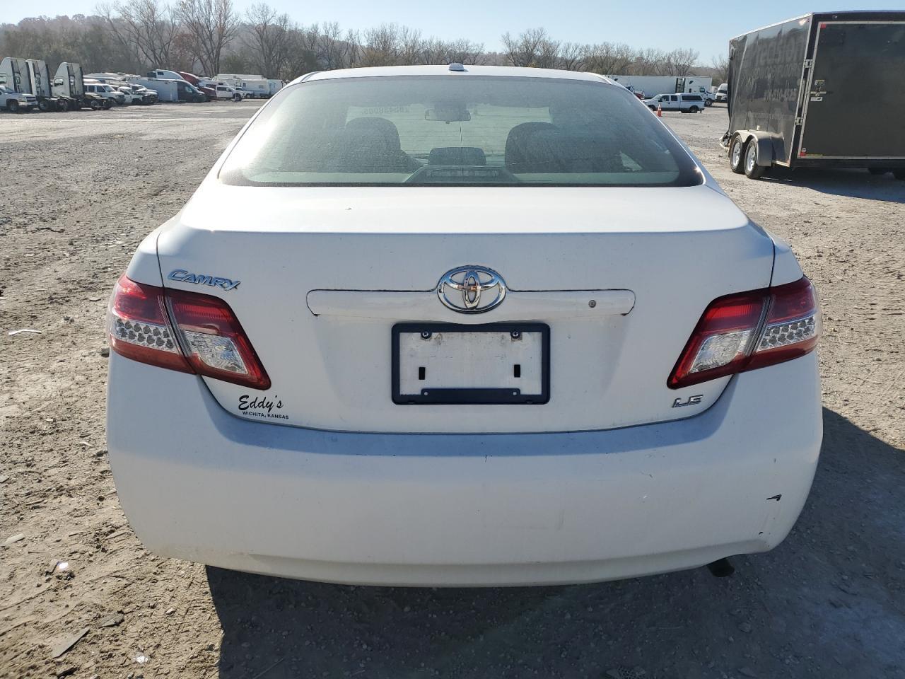 2011 Toyota Camry Le - Фото 6