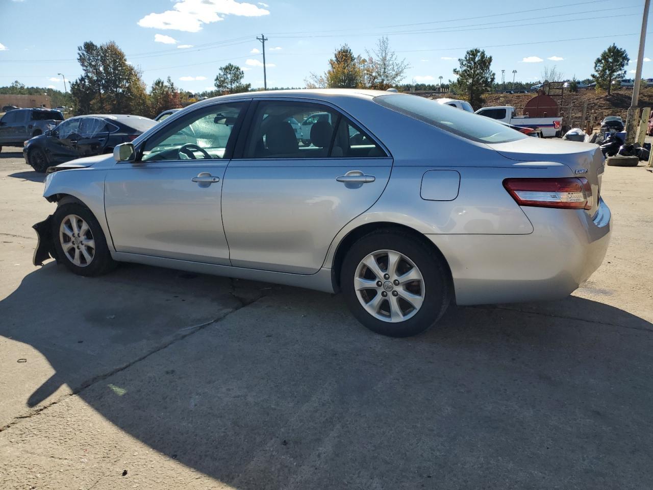 2011 Toyota Camry - Фото 2