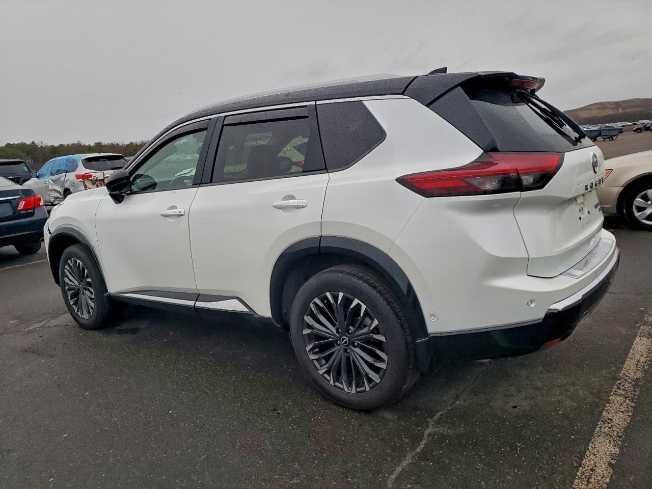 2024 Nissan Rogue Platinum - Image 2