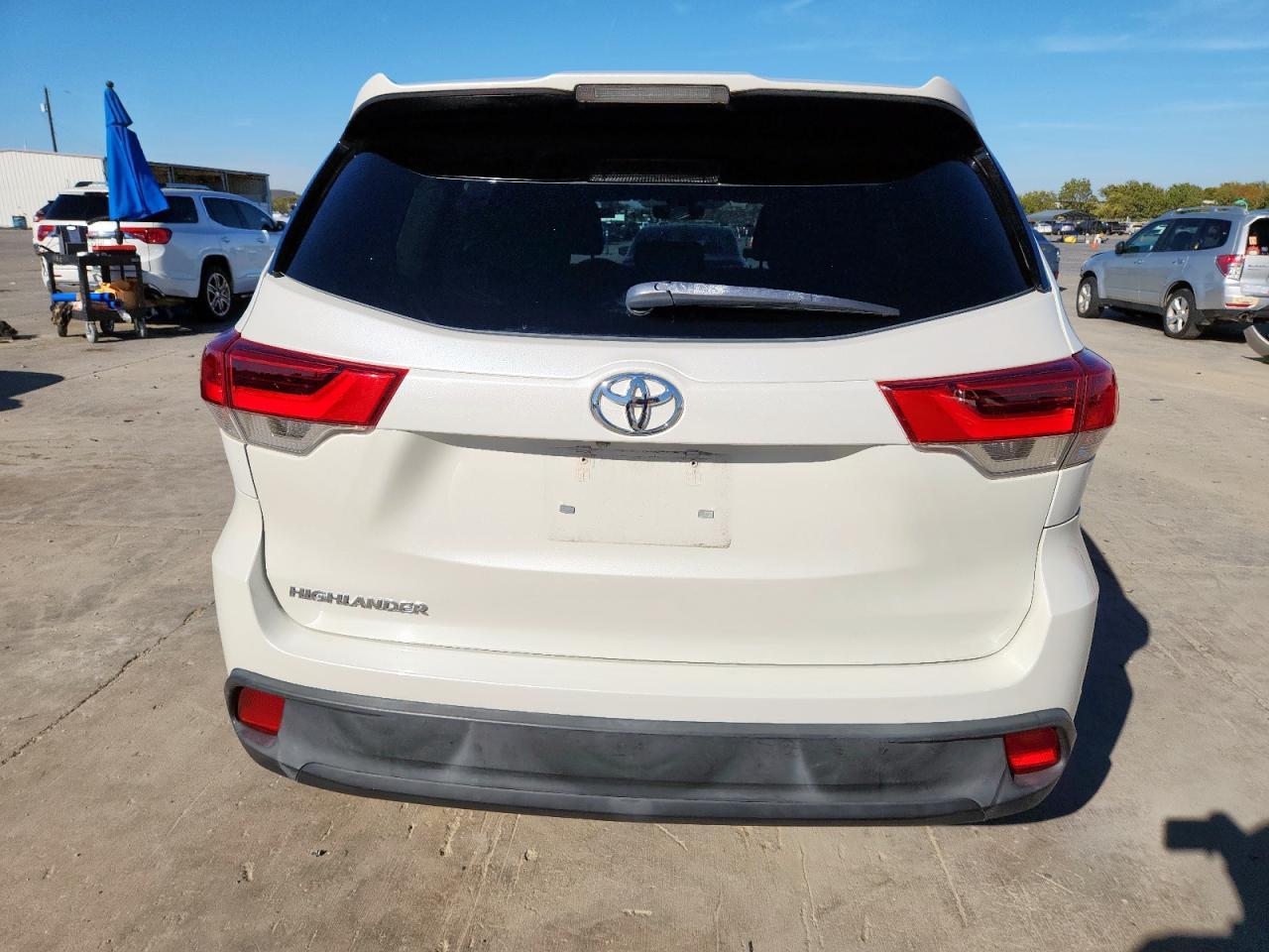 2018 Toyota Highlander Le - Image 6