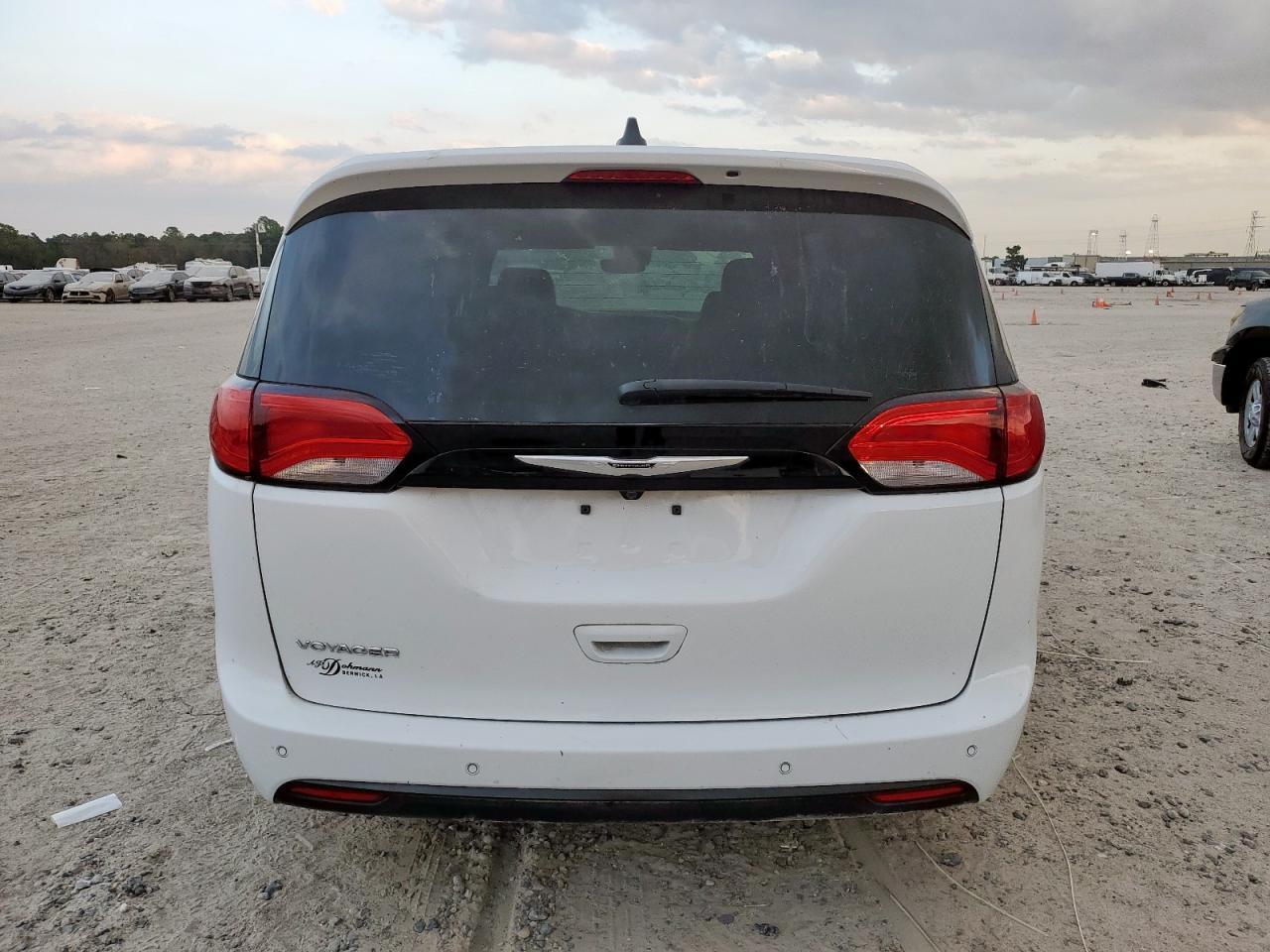 2025 Chrysler Voyager Lx - Фото 6
