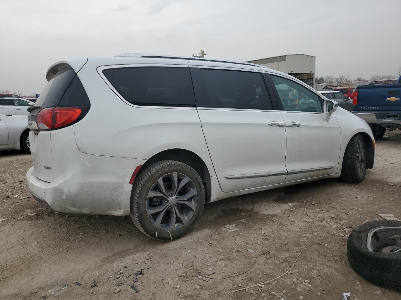 2017 Chrysler Pacifica Limited - Image 3