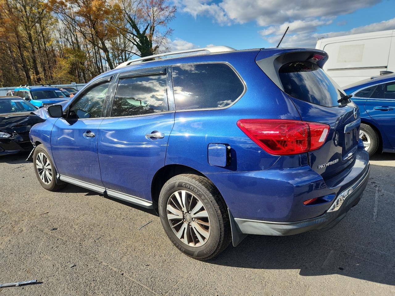 2017 Nissan Pathfinder S - Фото 2