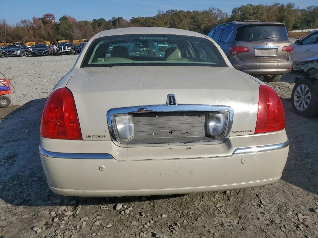 2005 Lincoln Town Car Signature - Image 6