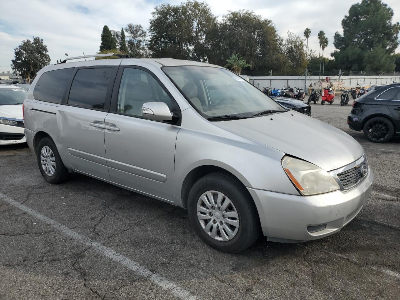 2012 Kia Sedona Lx - Image 4