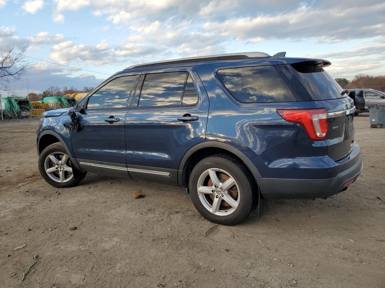 2016 Ford Explorer Xlt - Image 2