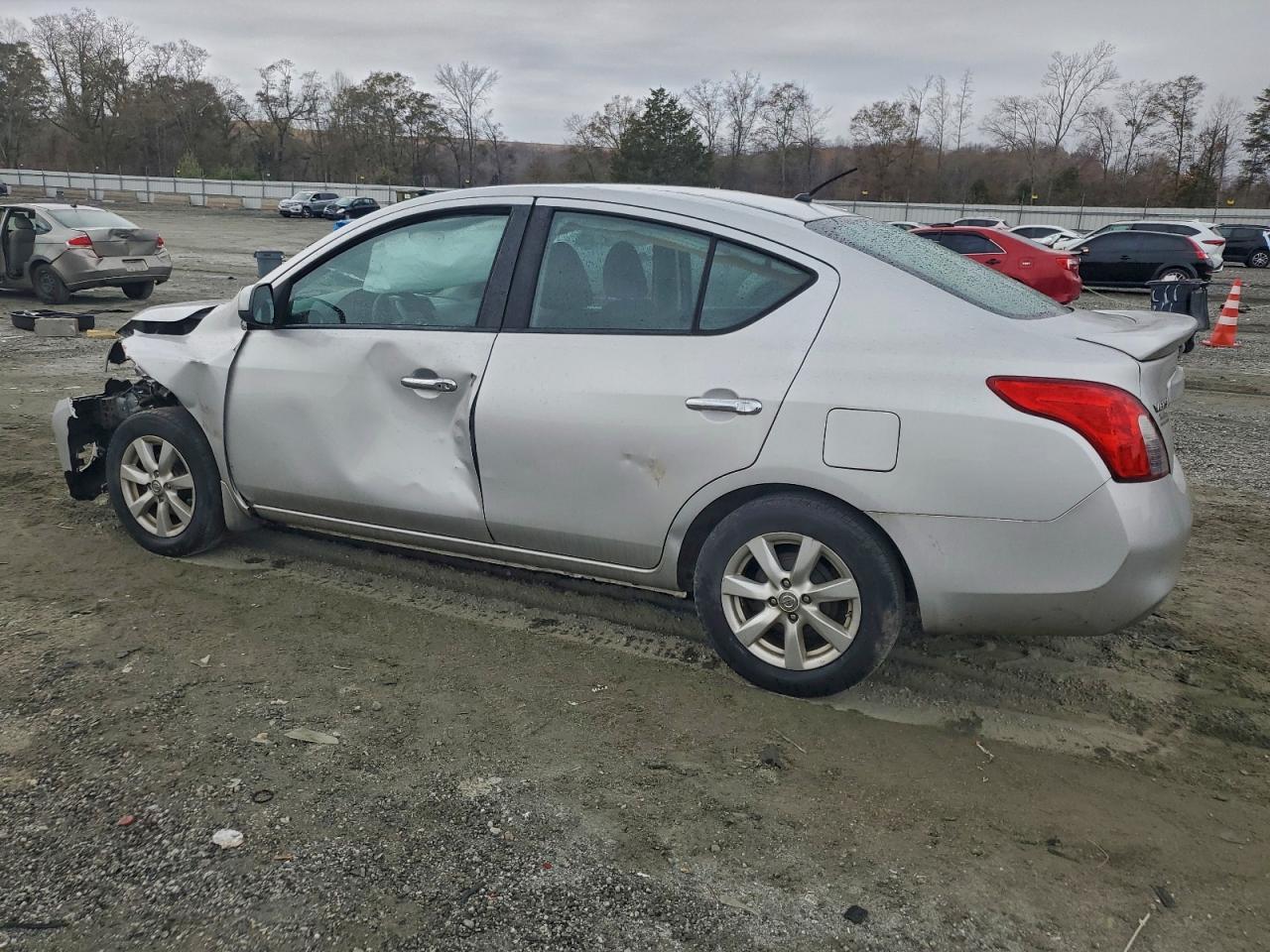 2013 Nissan Versa S - Фото 2