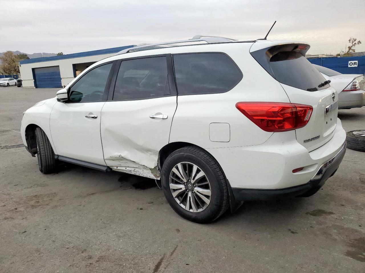 2018 Nissan Pathfinder S - Image 2