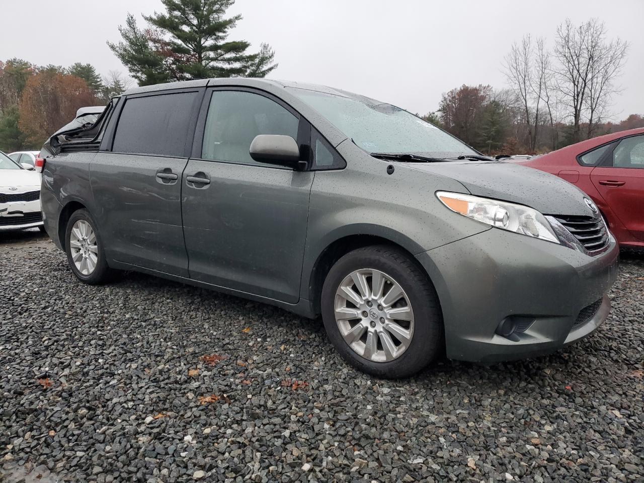 2014 Toyota Sienna Le 7-Passenger - Image 4