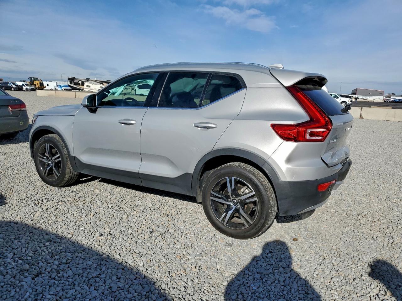 2025 Volvo Xc40 Core - Фото 2