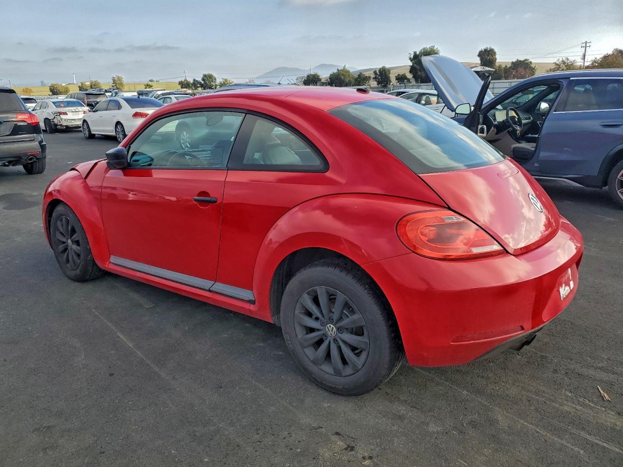 2015 Volkswagen Beetle 1.8T - Фото 2