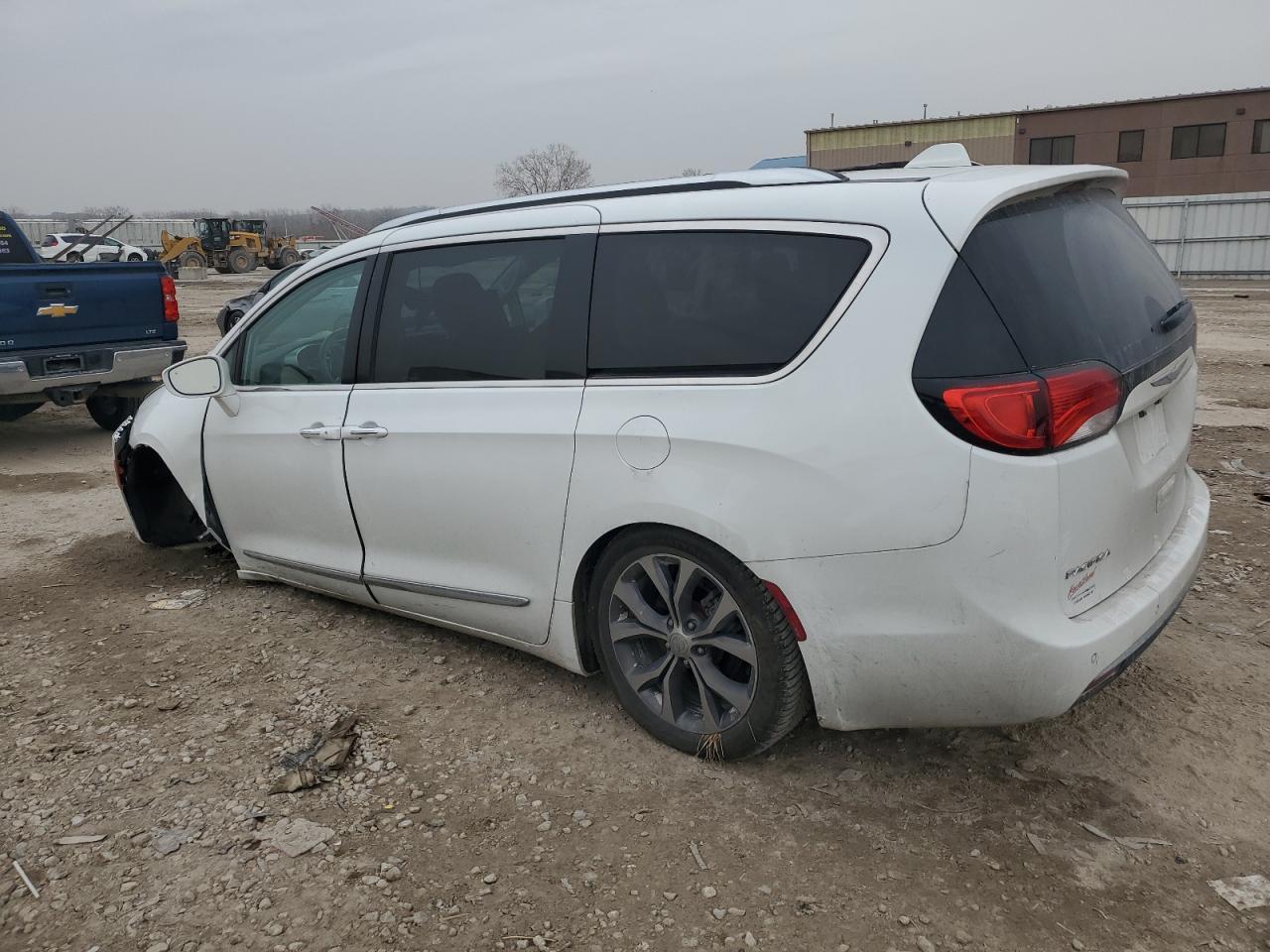 2017 Chrysler Pacifica Limited - Image 2