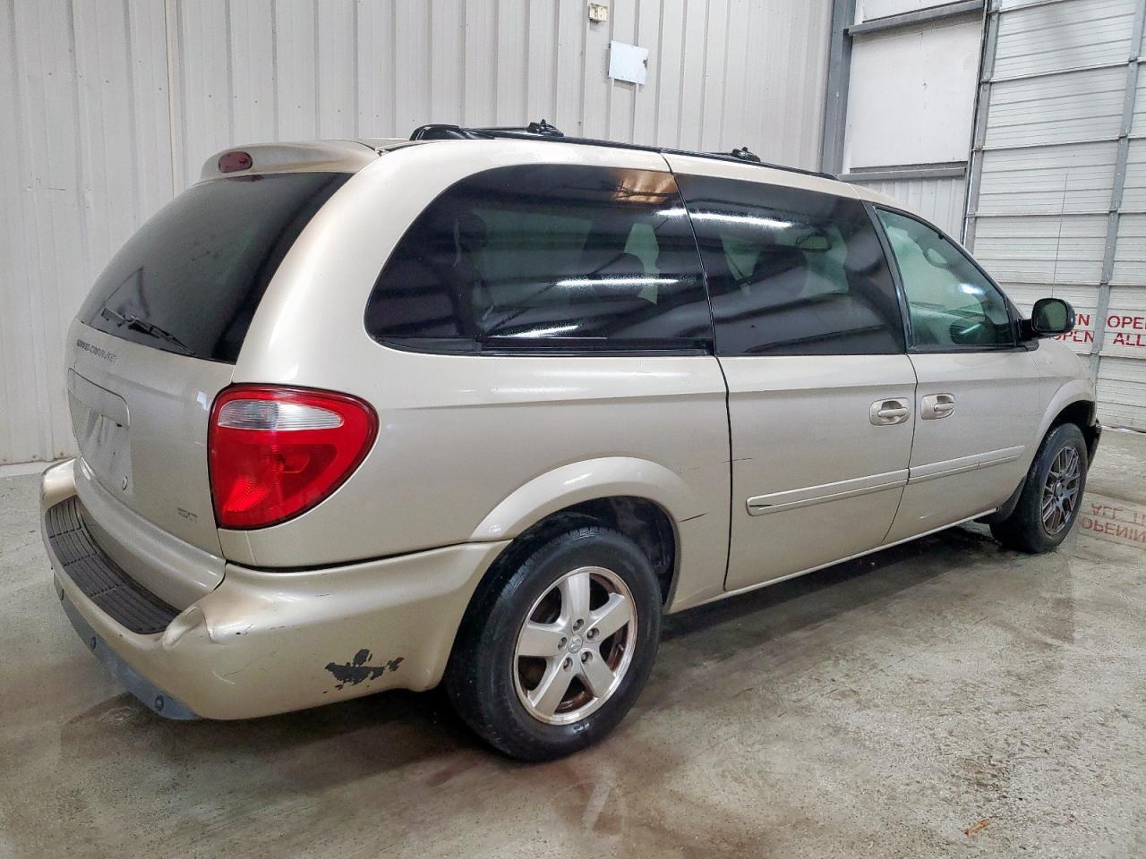 2005 Dodge Grand Caravan Sxt - Image 3