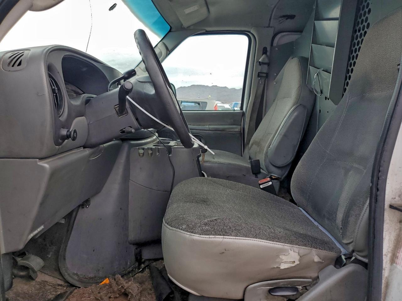 2004 Ford Econoline E150 Van - Фото 7