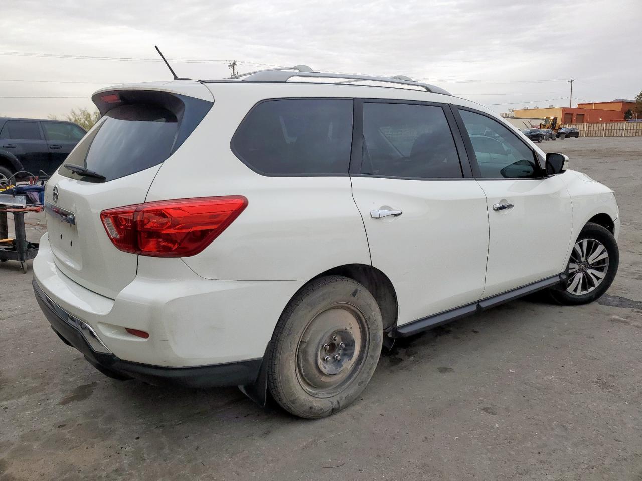 2018 Nissan Pathfinder S - Image 3