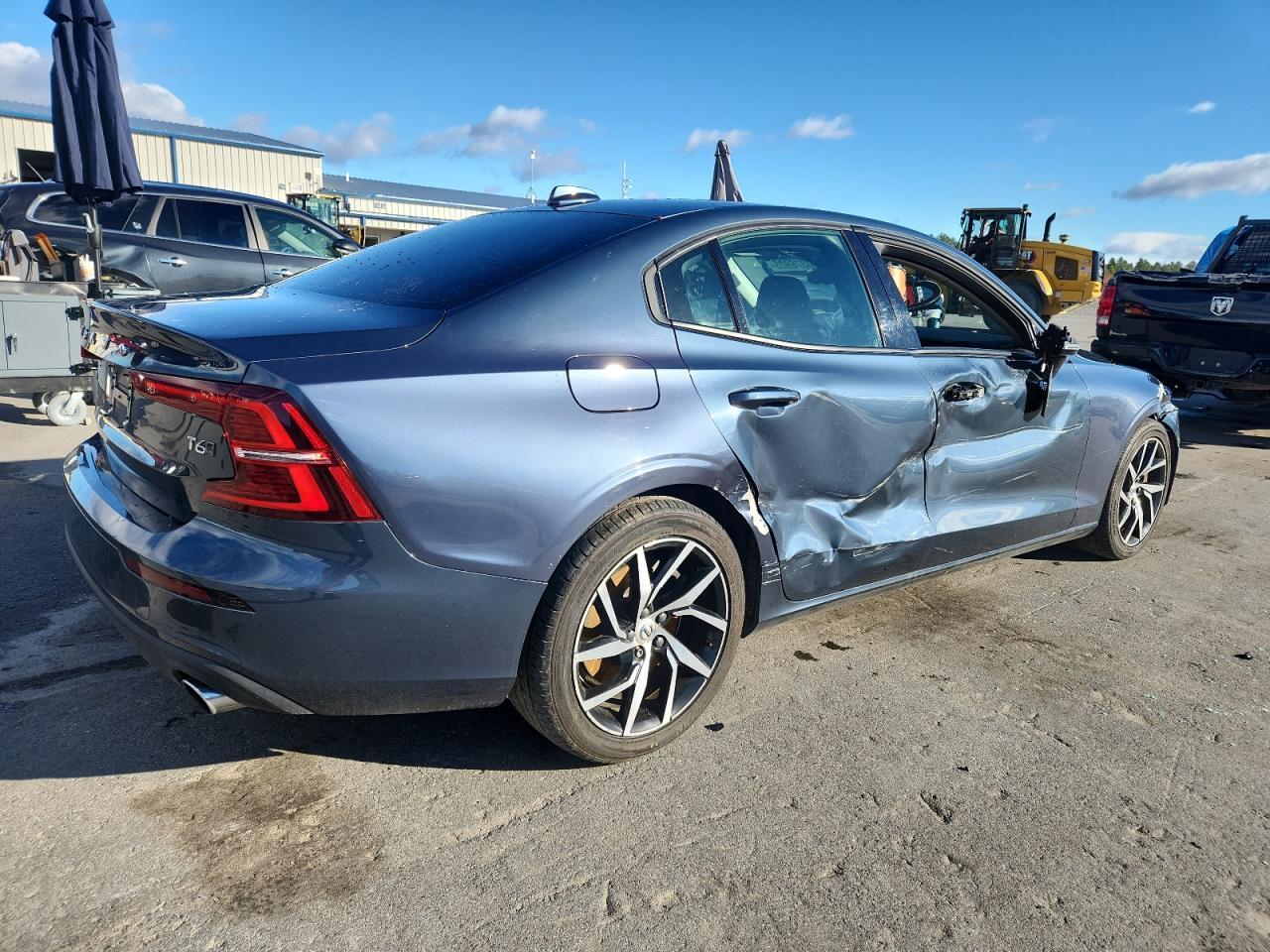 2019 Volvo S60 T6 Momentum - Фото 3