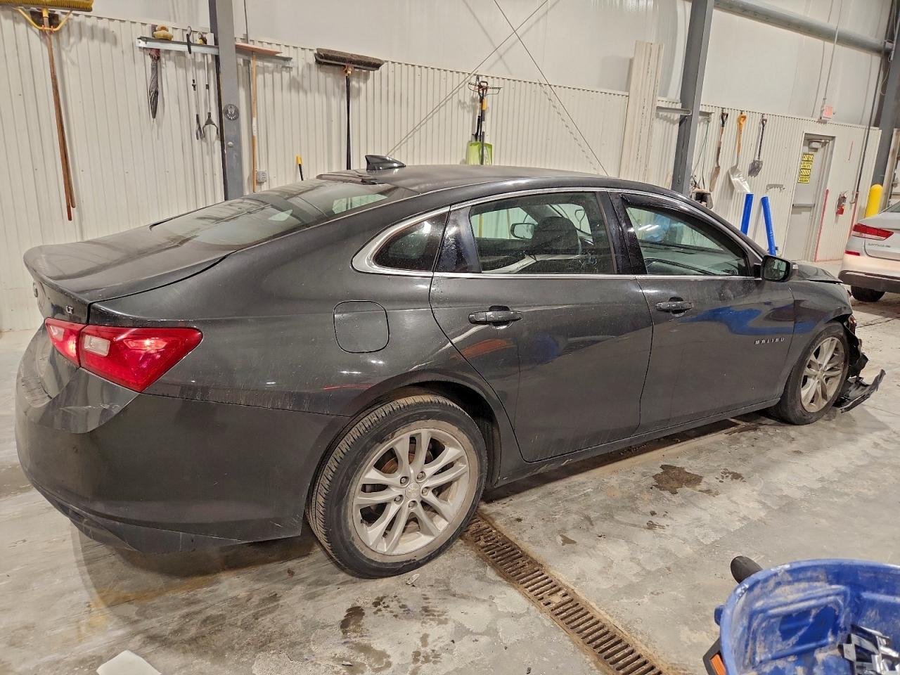 2017 Chevrolet Malibu Lt - Image 3