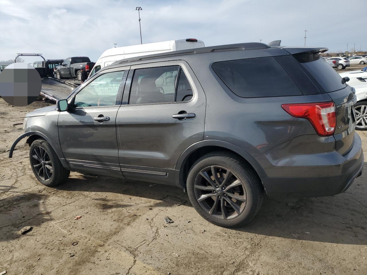 2017 Ford Explorer Xlt - Image 2